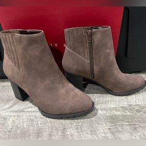 Brand new Kelly & Katie-Yona Chelsea Boot dark brown size 9.5
